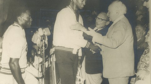 אודות המכביה -   - the 6th maccabiah david ben gurion right and robert atlas with john thomas the us champion in high jump. johnson won ten at the rome olympics 1960מהי המכביה